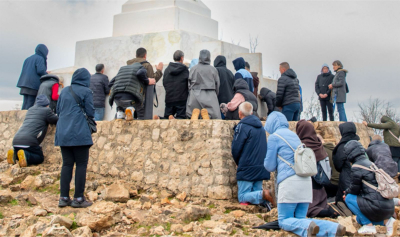 У смиренні моліться за мир (Тереза Ґажійова)